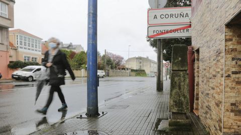 Un mojn en una acera de Fonteculler marca los lmites entre los ayuntamientos de A Corua y Culleredo