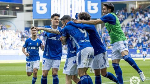 Los jugadores del Oviedo celebran el gol de Joni Montiel al Mirands