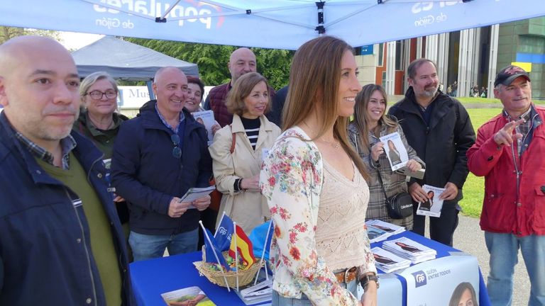 La candidata del PP a la Alcaldía de Gijón, Ángela Pumariega, e integrantes de la candidatura en una mesa informativa