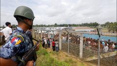  Un oficial de polica birmano monta guardia cerca de la valla fronteriza entre Bangladesh y Birmania