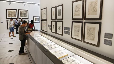Imagen de archivo de visitantes en la Sala Castelao del Museo de Pontevedra