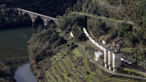 Un tren en la antigua estación de Santo Estevo, en Pantón, junto a la desembocadura del Cabe en el Sil