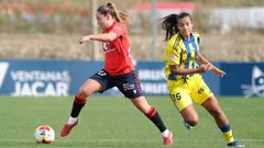 Stephannie, a la derecha, trata de robar un baln durante el Osasuna-Real Oviedo femenino