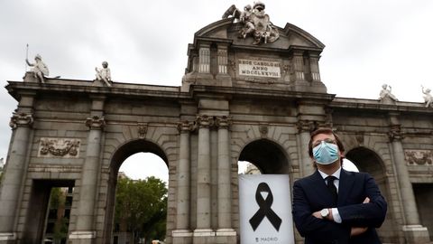 El alcalde de Madrid, Jos Luis Martnez-Almeida, junto a la Puerta de Alcal de Madrid, cubierta con un crespn negro