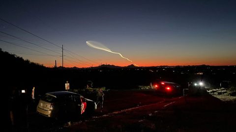 Un cohete Falcon 9 pone en rbita 21 nuevos satlites Starlink. Imagen tomada en Arizona a comienzos de abril