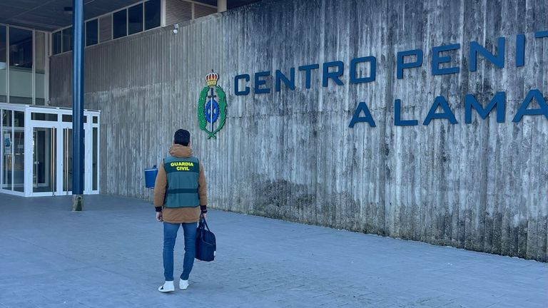 Muere su hijo en la cárcel de A Lama el día de Navidad, acude a la Justicia y acaban imponiéndole hasta mil euros de costas