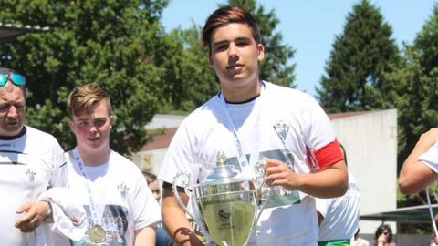 Perol, con el brazalete de capitán con el último título de liga logrado con el equipo juvenil