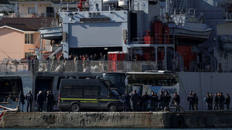 El buque Libra con los migrantes a bordo, a su llegada al puerto albanés.