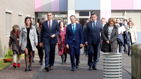 El presidente del Gobierno, Pedro Snchez (3i), durante la visita que realiza esta tarde a la Casa Malva, en Gijn 