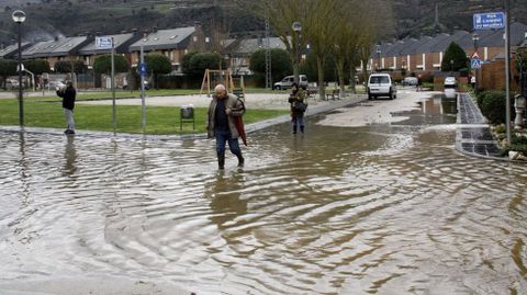 Inundaciones en la provincia de Ourense.La crecida del Sil ha inundado un centenar de casas en O Barco de Valdeorras, adems de fincas, huertas y el Malecn