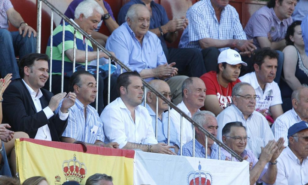 Balseiro, a la izquierda, en la sede del PP de Sarria con varios ediles y la alcaldesa de Triacastela. 