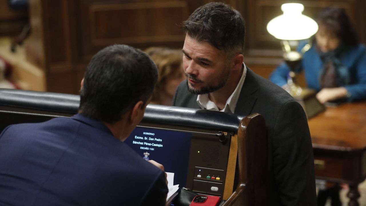 Snchez reitera su intencin de trabajar para lograr la investidura y seguir avanzando.Pedro Snchez (de espaldas), en su escao del Congreso, conversando con el portavoz de ERC, Gabriel Rufin