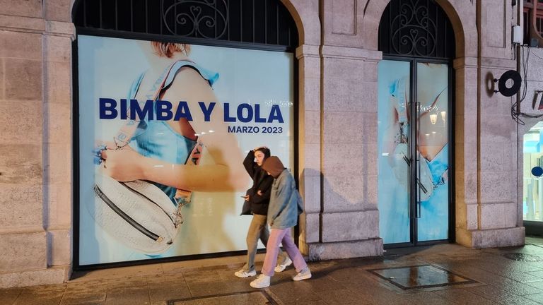 La tienda de Bimba y Lola, con el cartel que informa de que estará cerrada hasta marzo