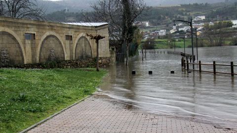 Inundaciones en la provincia de Ourense.En Petín el Sil ha inundado el paseo del Malecón y numerosas huertas