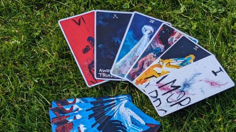 Cartas de tarot diseadas por Wences Lamas inspiradas en las portadas de los seis discos del grupo 