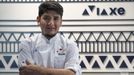 El cocinero Tomás Rubio (en la foto) y la jefa de sala de sala de A Viaxe, Bianca Barbeira, forman tándem en el negocio de la plaza de O Matadoiro, uno de los restaurantes santiagueses recomendados en la Guía Repsol 2021. En ella destacan sus ceviches y tiraditos. «Hacemos base de cocina peruana, producto gallego y matices del mundo», dicen desde el local hostelero
