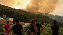 Ourense lucha contra las llamas.Vecinos observan el fuego que calcina el bosque de Ridimoas, en el Ribeiro