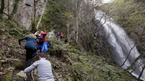 Visitantes acercndose a la cascada durante la pasada Semana Santa