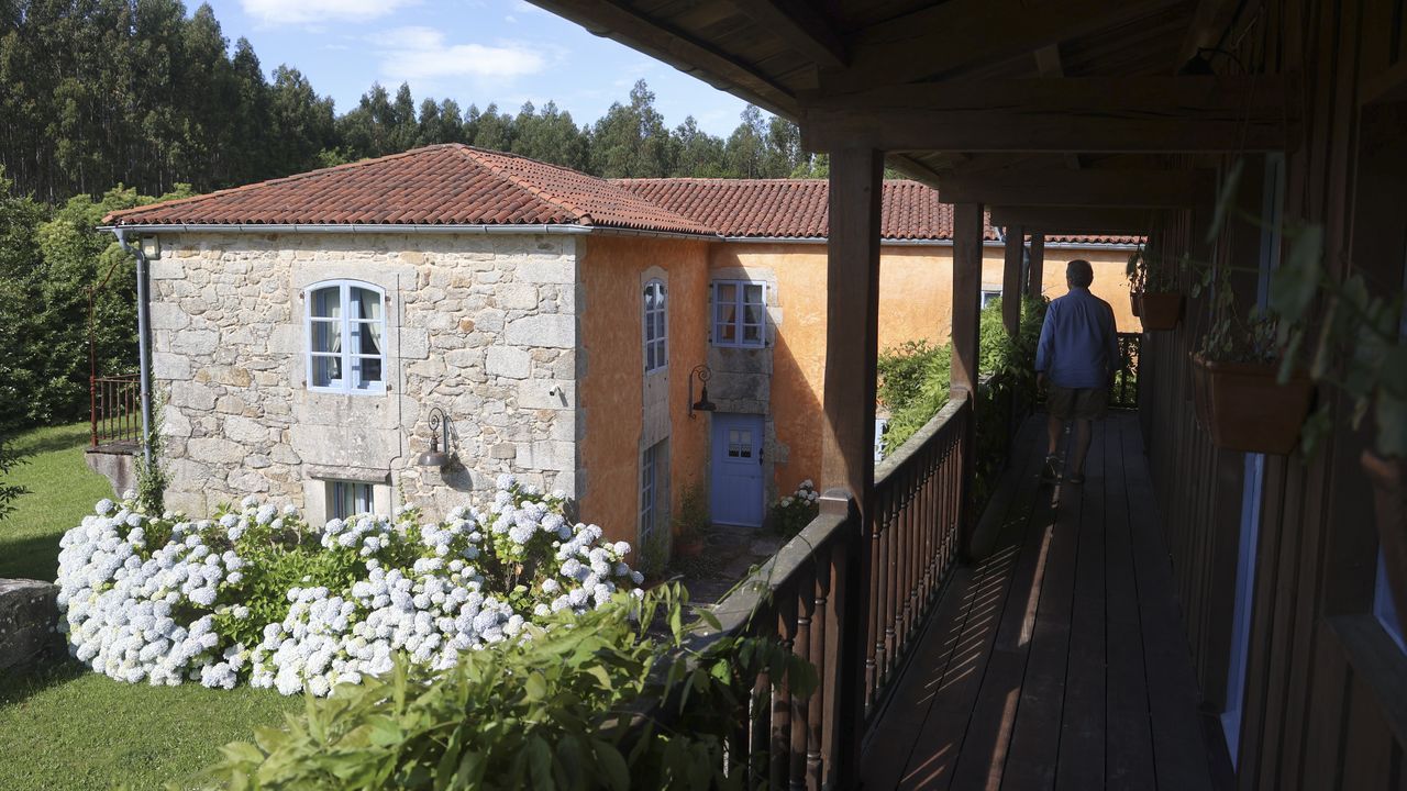 Así se disfruta del Ribadeo Indiano.Galería exterior y parte de la construcción de la Casa do Castelo de Andrade, en Pontedeume