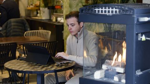 Una persona utilizando un ordenador en una cafetería.