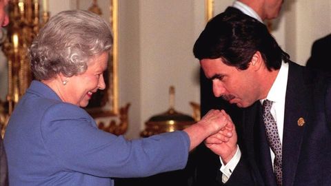 El presidente español José María Aznar besa la mano de la reina de Inglaterra, Isabel II, en el Palacio de Buckingham, en el marco de una cumbre europea celebrada en Londres en el año 1998.
