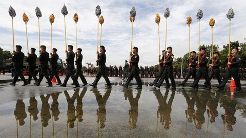 Soldados tailandeses entrenan para la procesin funeraria del rey Bhumibol Adulyadej.