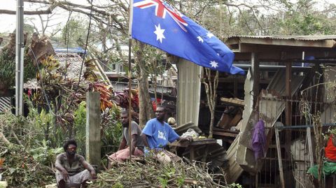 Las autoridades de Vanuatu declararon el estado de emergencia en la provincia de Shefa, que incluye Port Vila, mientras con la ayuda de cooperantes y residentes realizan las tareas de limpieza y evaluación de daños.