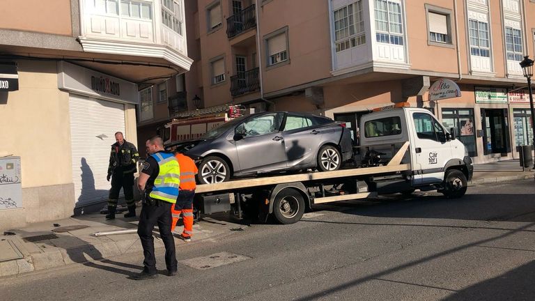 Bomberos y Policía Local, en la zona tras la retirada del vehículo accidentado.