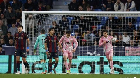 Reina y Vi�as, tras uno de los goles del Oviedo al Levante