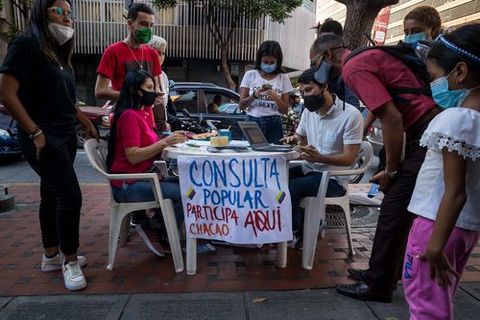 Un grupo de personas se informan sobre la consulta popular, este jueves, en Caracas