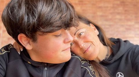 Eva Gimnez, presidenta de Asdent, con su hijo Nacho, de catorce aos, que padece Dent, una enfermedad rara que ataca al sistema renal y provoca la prdida de protenas a travs de la orina