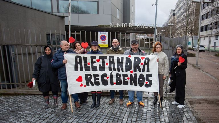 Unas madres reparten corazones ante la Xunta en Pontevedra para pedir que las reciba la inspectora educativa