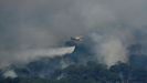 Un helicptero arroja agua sobre el incendio de Cebreros, que sigue amenazando El Hoyo de Pinares