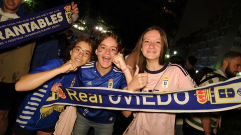 Cientos de aficionados celebran el ascenso del Real Oviedo en la plaza Amrica