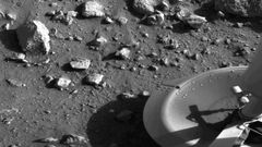 La sonda Viking Lander 1 despej cualquier duda. Minutos despus de amartizar en Chryse Planitia 
el 20 de julio de 1976, envi esta histrica fotografa, que La Voz reprodujo en su primera pgina. 
Hizo muchas ms, pero solo haba en ellas polvo y rocas. Ni rastro de vida.