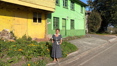 María Jesús Huernes, vecina de Sietes, frente a las casas de Sietes pintadas con los colores de Microsoft en 2025