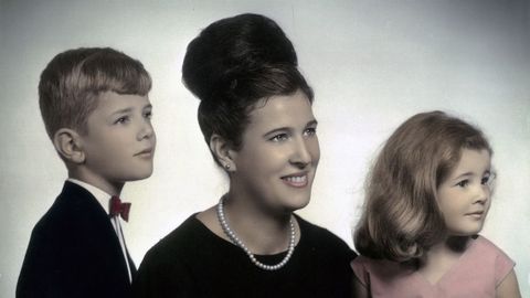 Foto familiar de 1965. Teresa Domnguez, con 5 aos, con su madre, Otilia, y su hermano, Daniel.