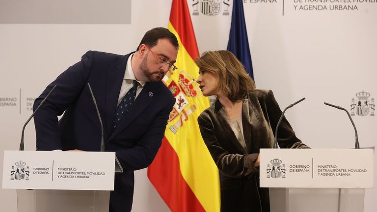 La ministra de Transportes, Raquel Sánchez, ofrece une rueda de prensa tras reunirse este lunes con los presidentes de Asturias y Cantabria, Adrián Barbón (i) y Miguel Ángel Revilla,