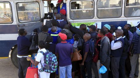 La multitud se agolpa para coger un autobs en  Harare, Zimbabwe
