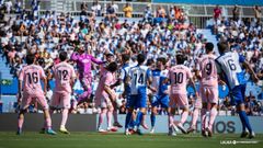 Escandell despeja un bal�n durante el Sabadell-Real Oviedo