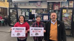 Fatima Ferndez, Loli Fernndez y Juan Manuel Fernndez posan frente al Kiosko Juan en Cangas del Narcea con los carteles del quinto y cuarto premio