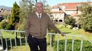 Bernardo Lpez Abadn, en el jardn de la casa que restaur en el corazn de Pontevedra. 