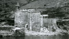 Desmontado de la antigua iglesia de Santo Estevo de Chouzn, en el ao 1955