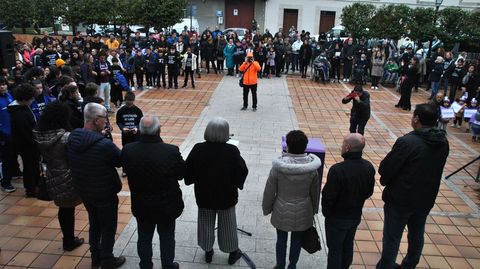 La concejala de Muller e Igualdade de Monforte, Margarita Rodríguez, leyó el manifiesto conjunto contra la violencia machista, apoyada por concejales de diferentes grupos municipales