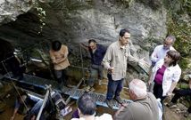 <span lang= es-es >Una puerta al pasado remoto</span>. El director del proyecto arqueolgico de la USC, Ramn Fbregas, muestra las excavaciones realizadas en la galera de entrada de la cueva.