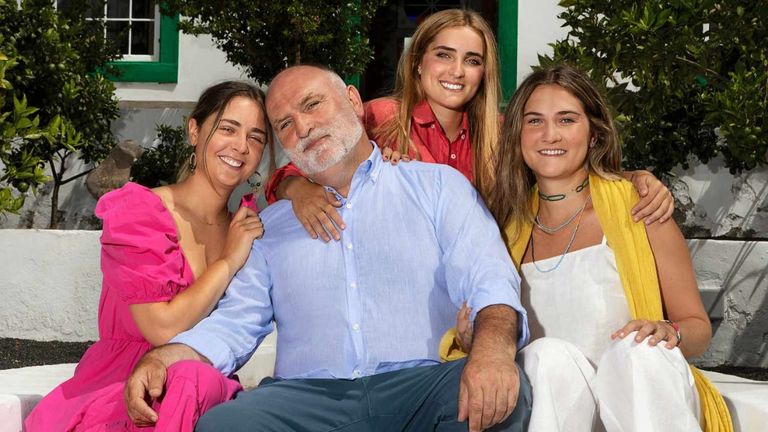 José Andrés junto a sus tres hijas