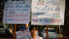 Manifestante muestra pancartas de protesta por la falta de ayudas tras la erupcin del volcn de La Palma.