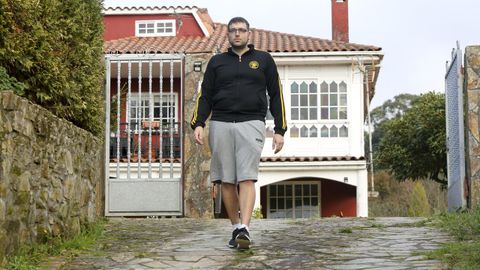 El hijo de Elisa Abruñedo saliendo del domicilio familiar de Cabanas del que su madre partió para dar un paseo del que no regresó, en septiembre del año 2013.