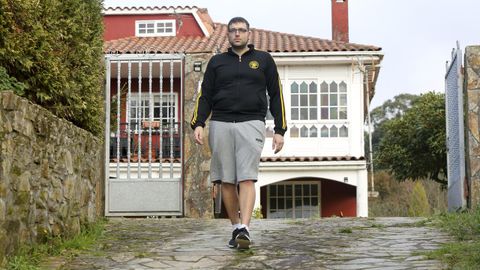 El hijo de Elisa Abruedo saliendo del domicilio familiar de Cabanas del que su madre parti para dar un paseo del que no regres, en septiembre del ao 2013.