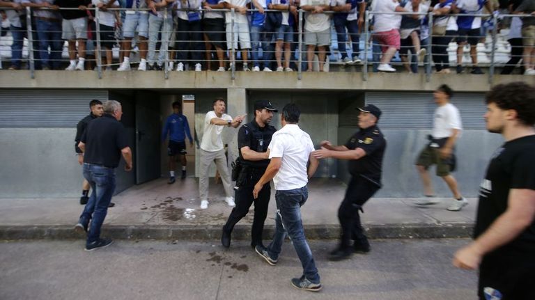 El Portonovo sorprende al Lemos en un partido que acabó en tangana